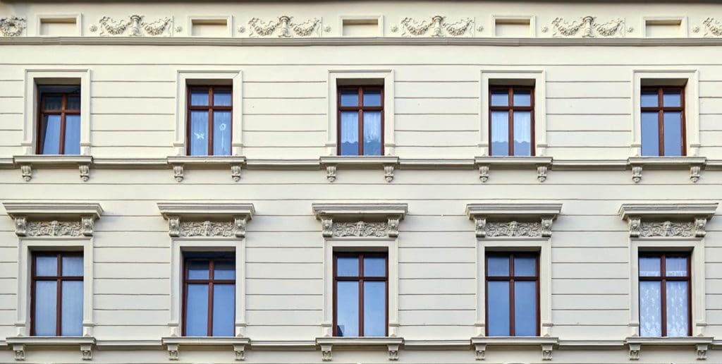 Fasad med utförd fönsterrenovering