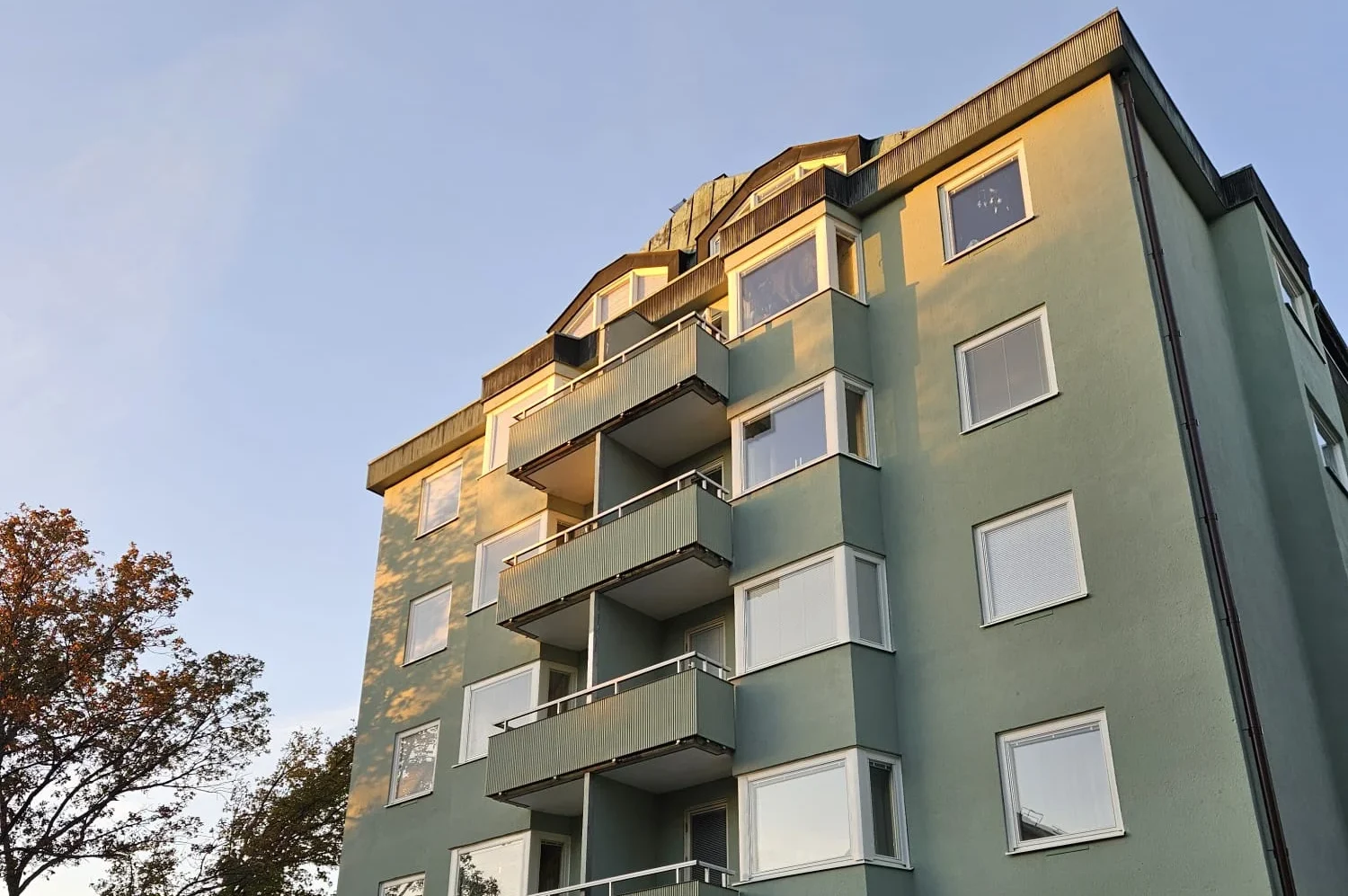 Fasaden på Hannebergsgatan 22 i Stockholm, projekt med Fönsterbyte och fasadrenovering